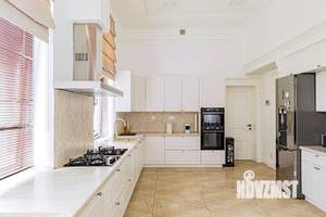 Дом 1660м², 2-этажный, на длительный срок,