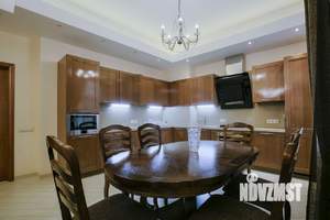 Таунхаус 300м², 3-этажный, на длительный срок,