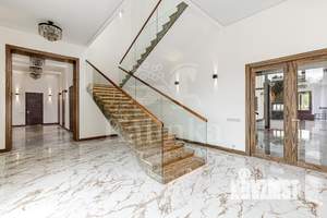 Дом 1300м², 3-этажный, на длительный срок,