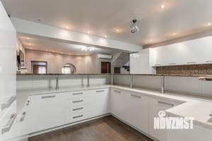 Таунхаус 350м², 3-этажный, участок 4 сот.