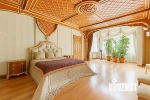 Дом 1860м², 2-этажный, участок 70 сот.