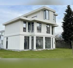 Дом 302м², 3-этажный, участок 5 сот.