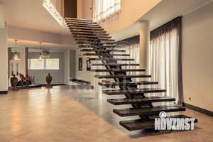 Дом 880м&sup2;, 3-этажный, на длительный срок, 