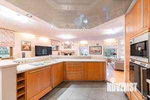 Коттедж 500м&sup2;, 3-этажный, на длительный срок, 