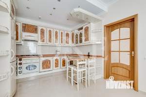 Дом 500м&sup2;, 3-этажный, на длительный срок, 