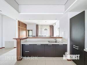 Таунхаус 490м², 4-этажный, на длительный срок, 