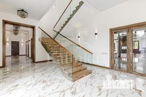 Дом 1300м&sup2;, 3-этажный, на длительный срок, 