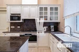 Коттедж 800м&sup2;, 3-этажный, на длительный срок, 