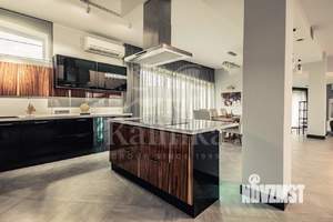 Дом 880м&sup2;, 3-этажный, на длительный срок, 