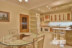 Коттедж 450м&sup2;, 3-этажный, на длительный срок, 