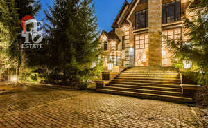 Дом 1000м&sup2;, 3-этажный, на длительный срок, 