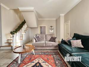 Таунхаус 270м², 3-этажный, на длительный срок, 