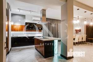 Дом 850м&sup2;, 3-этажный, на длительный срок, 