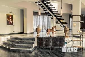 Дом 880м&sup2;, 3-этажный, на длительный срок, 