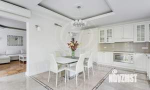 Коттедж 382м&sup2;, 3-этажный, на длительный срок, 