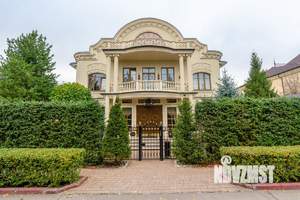 Дом 1300м², 3-этажный, участок 20 сот.  