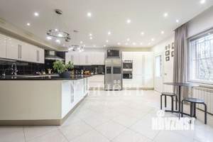 Дом 700м², 3-этажный, участок 18 сот.  