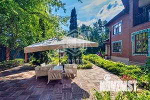 Дом 761м&sup2;, 3-этажный, участок 60 сот.  