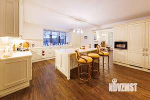 Дом 1000м&sup2;, 3-этажный, участок 19 сот.  