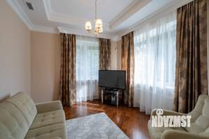 Коттедж 215м², 2-этажный, участок 10 сот.  