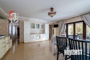 Дом 398м&sup2;, 2-этажный, участок 7 сот.  