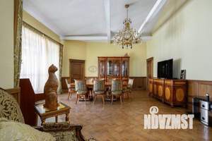 Коттедж 542м², 3-этажный, участок 24 сот.  