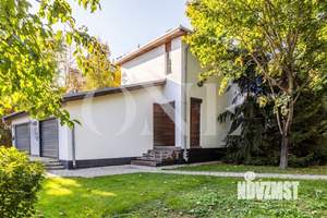 Дом 446м², 3-этажный, участок 25 сот.  