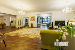 Дом 1000м&sup2;, 3-этажный, участок 19 сот.  