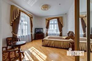Дом 1650м², 3-этажный, участок 49 сот.  