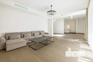 Таунхаус 700м², 3-этажный, участок 8 сот.  