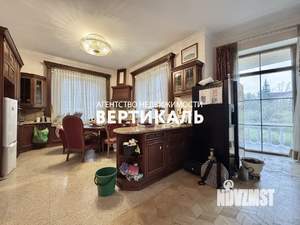 Дом 650м², 3-этажный, участок 18 сот.  