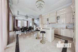 Коттедж 380м², 2-этажный, участок 12 сот.  