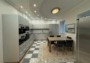 Дом 740м², 3-этажный, участок 28 сот.  