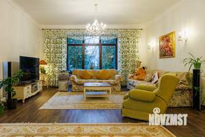 Дом 1000м&sup2;, 3-этажный, участок 19 сот.  