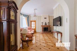 Коттедж 552м², 3-этажный, участок 9 сот.  