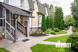 Дом 239м², 3-этажный, участок 14 сот.  