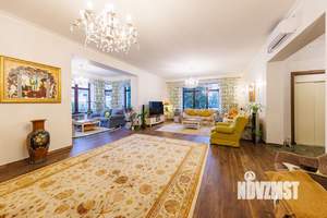 Дом 1000м&sup2;, 3-этажный, участок 19 сот.  