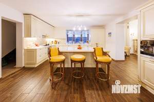 Дом 1000м&sup2;, 3-этажный, участок 19 сот.  