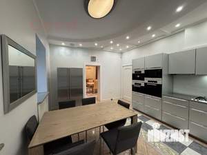 Дом 740м&sup2;, 3-этажный, участок 28 сот.  