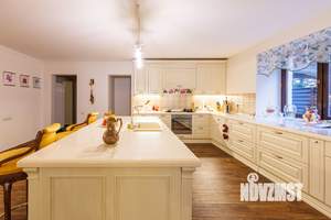 Дом 1000м&sup2;, 3-этажный, участок 19 сот.  