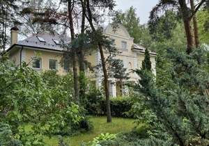 Дом 740м&sup2;, 3-этажный, участок 28 сот.  