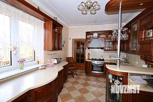 Коттедж 425м², 3-этажный, участок 15 сот.  