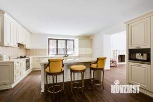 Дом 1000м², 3-этажный, участок 19 сот.  