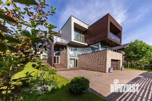 Дом 445м², 2-этажный, участок 15 сот.  