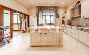 Дом 1107м², 3-этажный, участок 66 сот.  