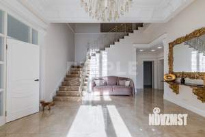 Дом 1600м², 3-этажный, участок 25 сот.  