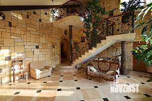 Коттедж 425м², 3-этажный, участок 15 сот.  