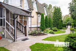 Дом 301м², 3-этажный, участок 14 сот.  