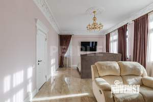 Дом 1600м², 3-этажный, участок 25 сот.  