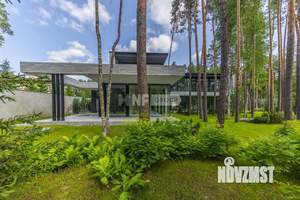 Дом 1050м², 2-этажный, участок 30 сот.  